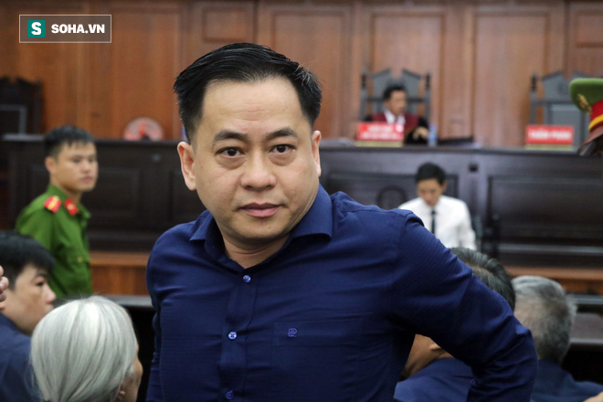 [Ảnh] Khoảnh khắc Vũ nhôm gượng gạo tra tay vào còng, bị áp giải về trại giam