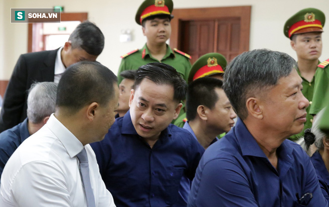 [Ảnh] Khoảnh khắc Vũ nhôm gượng gạo tra tay vào còng, bị áp giải về trại giam