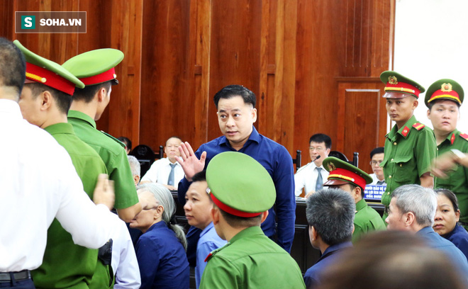 [Ảnh] Khoảnh khắc Vũ nhôm gượng gạo tra tay vào còng, bị áp giải về trại giam