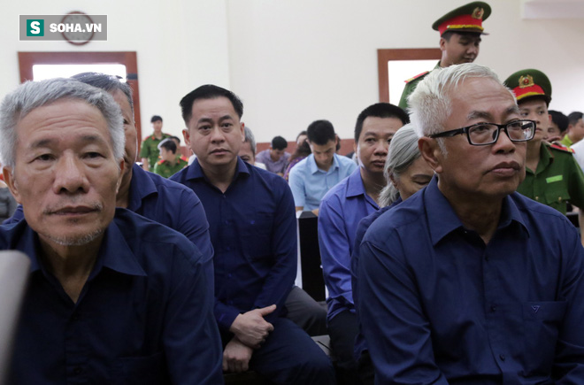 [Ảnh] Khoảnh khắc Vũ nhôm gượng gạo tra tay vào còng, bị áp giải về trại giam