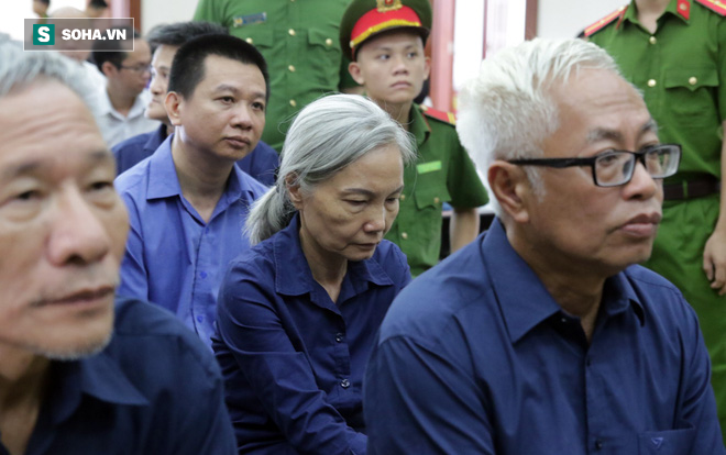 [Ảnh] Khoảnh khắc Vũ nhôm gượng gạo tra tay vào còng, bị áp giải về trại giam