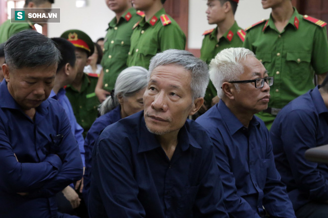 [Ảnh] Khoảnh khắc Vũ nhôm gượng gạo tra tay vào còng, bị áp giải về trại giam