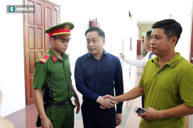 [Ảnh] Khoảnh khắc Vũ nhôm gượng gạo tra tay vào còng, bị áp giải về trại giam