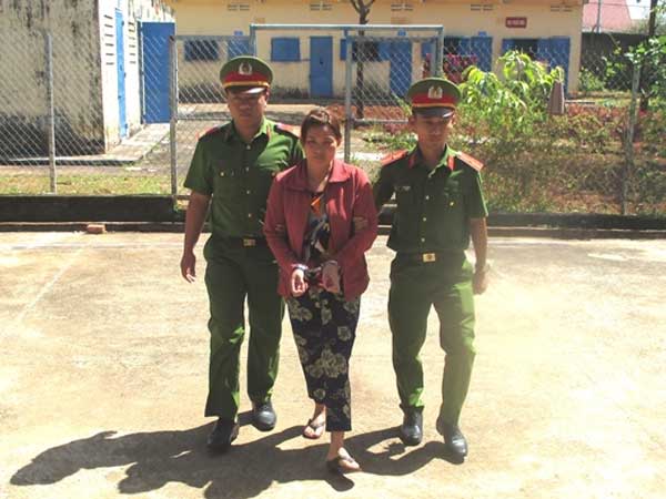 Nữ quái chơi trò ảo thuật tráo vàng giả lấy vàng thật