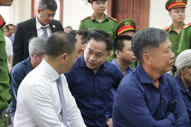 Vũ nhôm mập mạp, tự tin bắt tay luật sư tại tòa