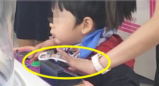 Giữa tin đồn ly hôn Huỳnh Hiểu Minh, nụ cười và niềm hạnh phúc bên con của Angela Baby gây xúc động