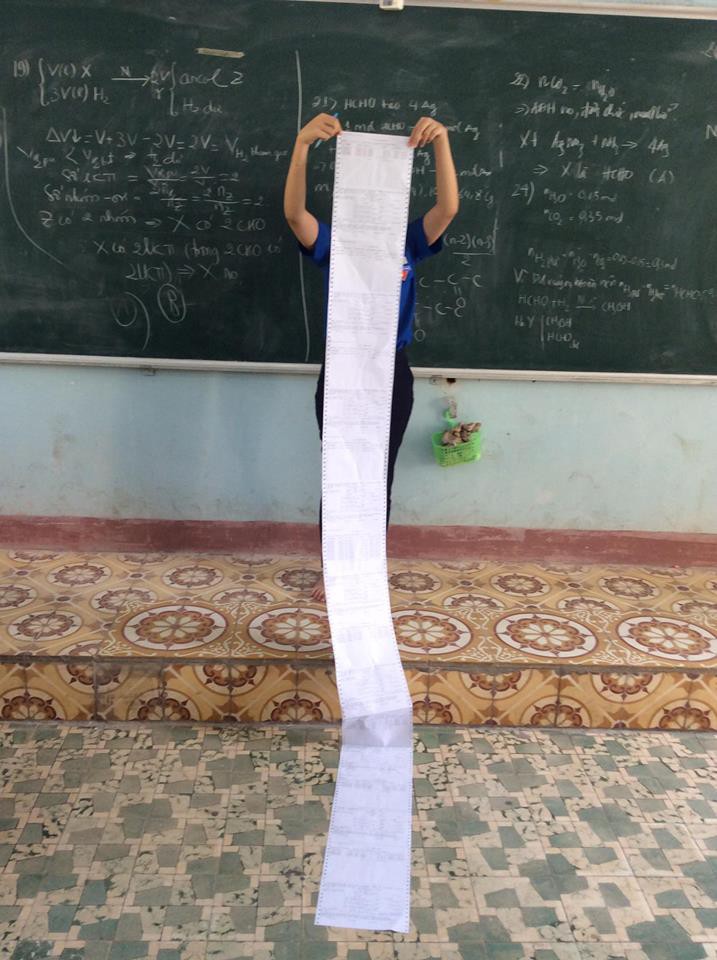 Loạt ảnh chụp đề cương mùa thi khiến hội học sinh phát ớn: Bên thì dài cả mét, bên thì chất cao như hồ sơ vụ án chục năm chưa được giải quyết