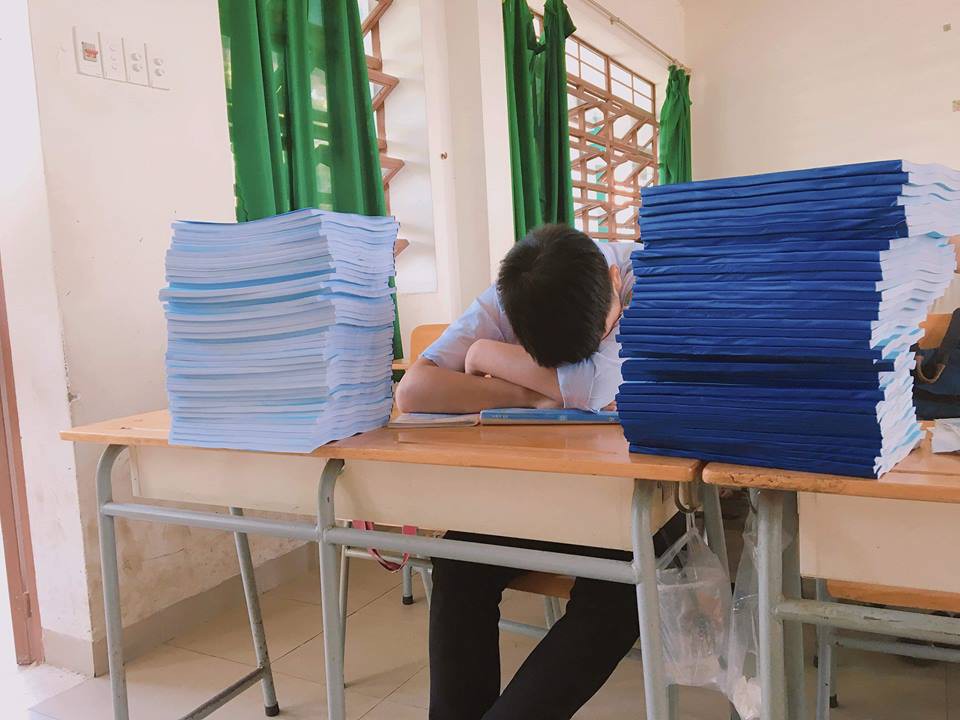 Loạt ảnh chụp đề cương mùa thi khiến hội học sinh phát ớn: Bên thì dài cả mét, bên thì chất cao như hồ sơ vụ án chục năm chưa được giải quyết