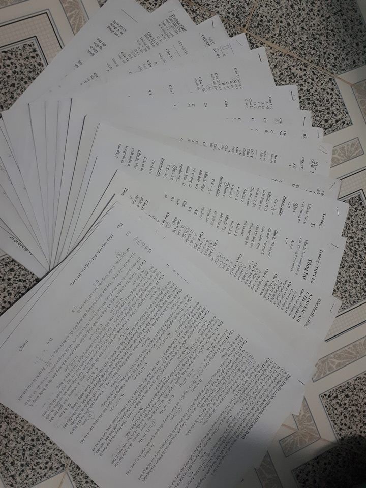 Loạt ảnh chụp đề cương mùa thi khiến hội học sinh phát ớn: Bên thì dài cả mét, bên thì chất cao như hồ sơ vụ án chục năm chưa được giải quyết