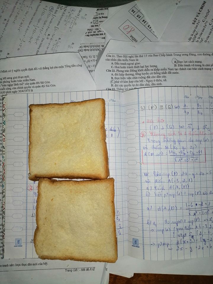 Loạt ảnh chụp đề cương mùa thi khiến hội học sinh phát ớn: Bên thì dài cả mét, bên thì chất cao như hồ sơ vụ án chục năm chưa được giải quyết
