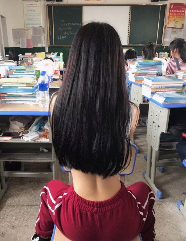 Nữ sinh gây tranh cãi khi đăng ảnh diện áo crop top khoe eo thon trong lớp học Nữ sinh gây tranh cãi khi đăng ảnh diện áo crop top khoe eo thon trong lớp học