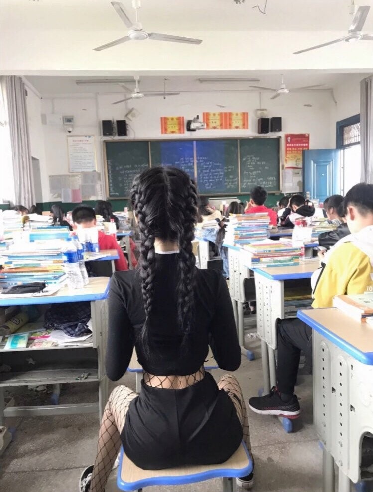 Nữ sinh gây tranh cãi khi đăng ảnh diện áo crop top khoe eo thon trong lớp học Nữ sinh gây tranh cãi khi đăng ảnh diện áo crop top khoe eo thon trong lớp học