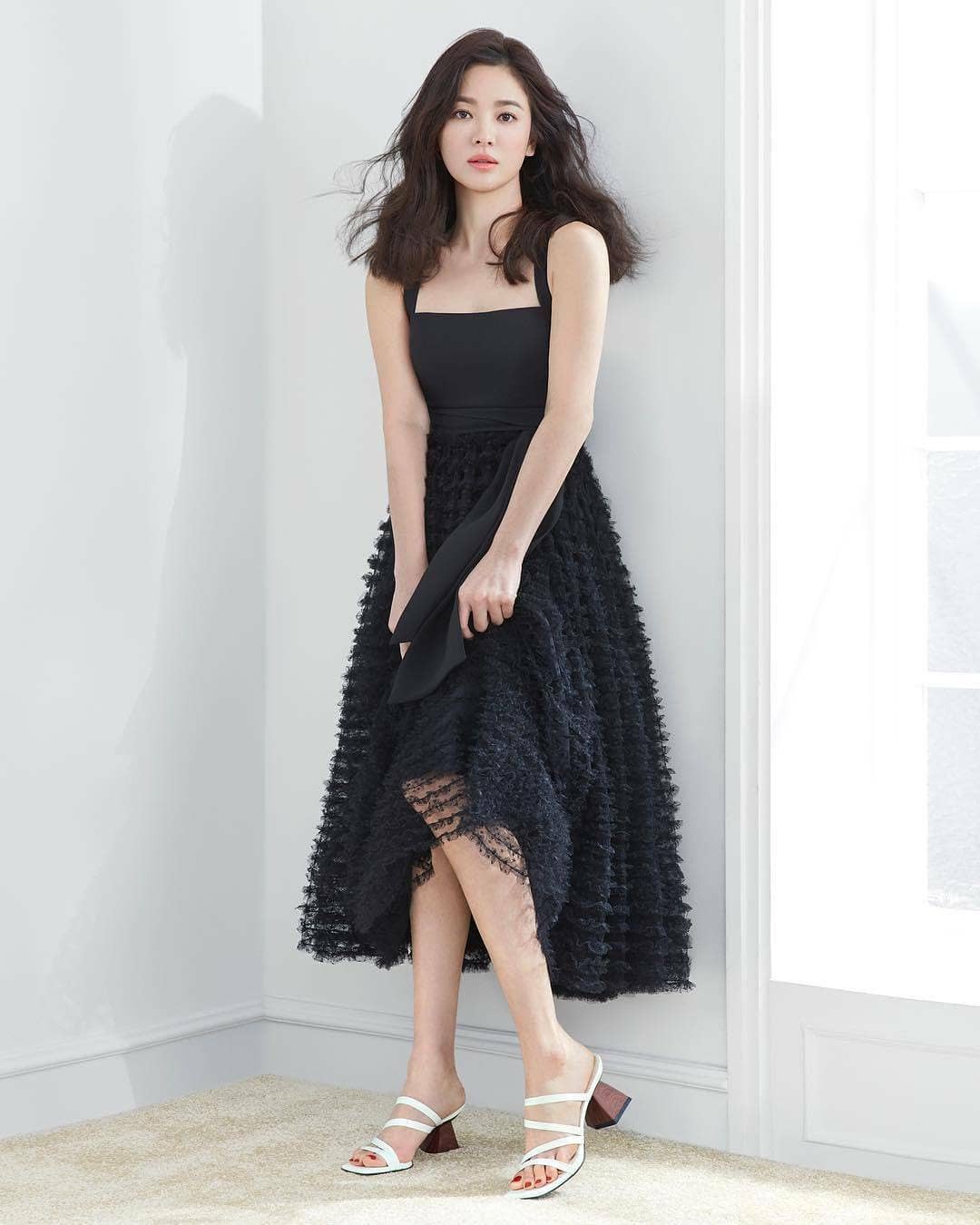 Vừa bị chê già, Song Hye Kyo dập lại bằng bộ ảnh tạp chí gây ngỡ ngàng: 38 tuổi mà trẻ đẹp, body nuột như gái 20 Vừa bị chê già, Song Hye Kyo dập lại bằng bộ ảnh tạp chí gây ngỡ ngàng: 38 tuổi mà trẻ đẹp, body nuột như gái 20