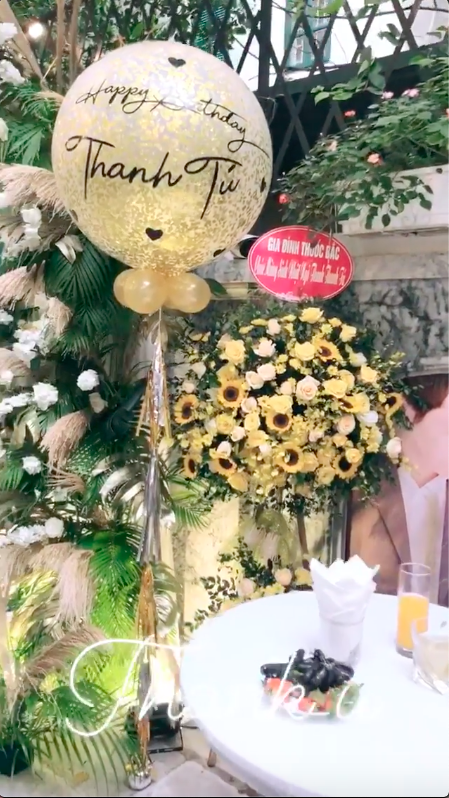 Á hậu Thanh Tú vô tư để lộ bụng bầu trong bữa tiệc sinh nhật hoành tráng bên chồng đại gia Á hậu Thanh Tú vô tư để lộ bụng bầu trong bữa tiệc sinh nhật hoành tráng bên chồng đại gia