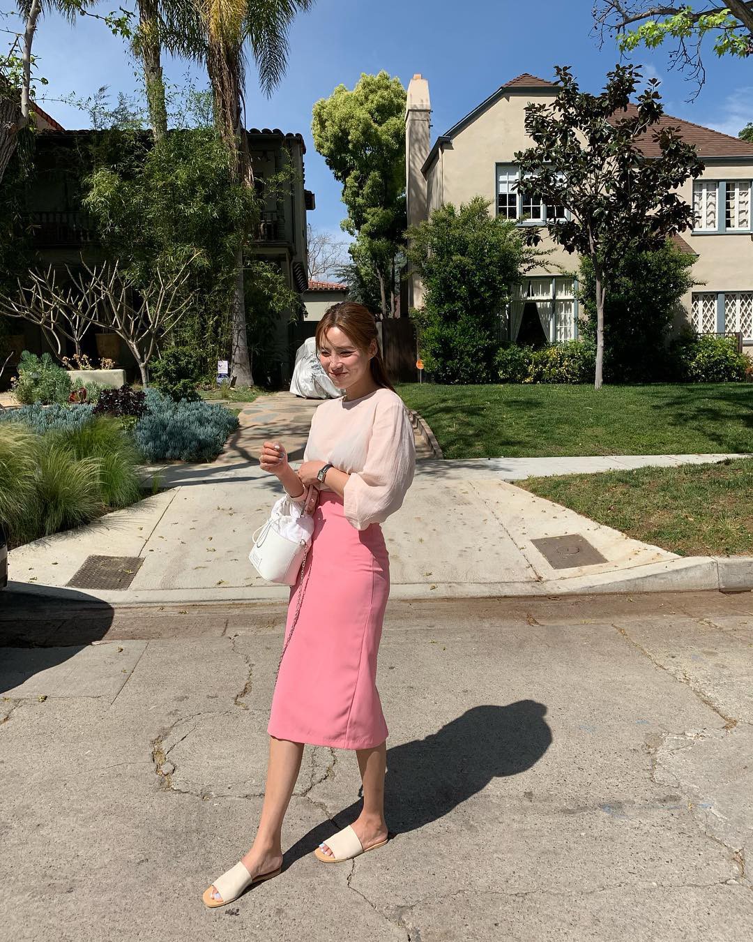 Nàng công sở sẽ trải qua ngày nắng nóng thật xinh đẹp, phong cách và thoải mái tuyệt đối với 4 công thức sau