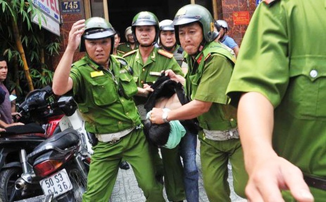 Khoảnh khắc thoát khỏi lưỡi dao kề cổ của lái xe Công an tỉnh Thanh Hoá