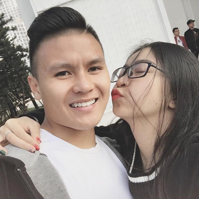 Thì ra Quang Hải chính là chàng trai năm 17 tuổi của Nhật Lê, từng bất chấp yêu xa gần 800km Thì ra Quang Hải chính là chàng trai năm 17 tuổi của Nhật Lê, từng bất chấp yêu xa gần 800km