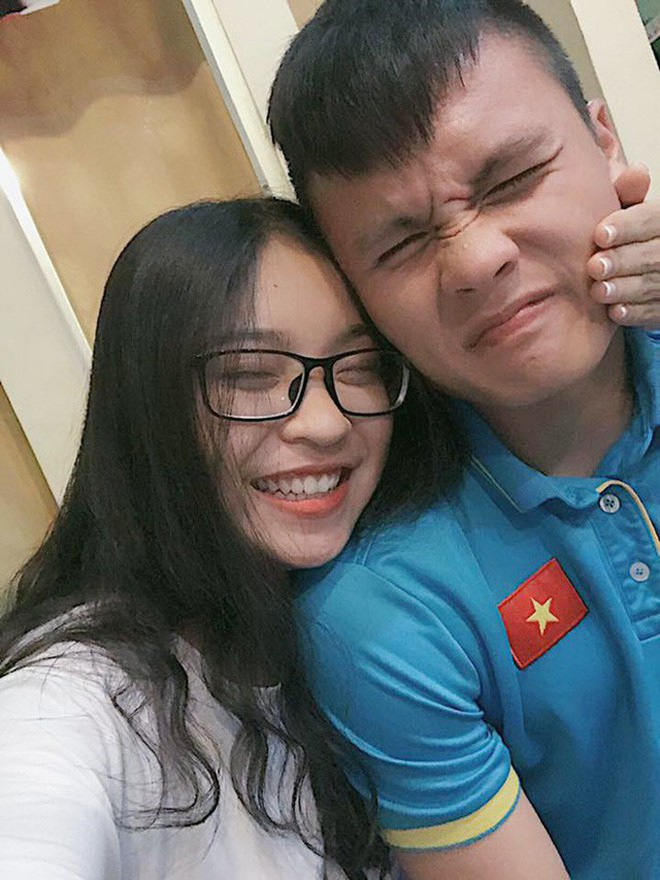 Thì ra Quang Hải chính là chàng trai năm 17 tuổi của Nhật Lê, từng bất chấp yêu xa gần 800km Thì ra Quang Hải chính là chàng trai năm 17 tuổi của Nhật Lê, từng bất chấp yêu xa gần 800km