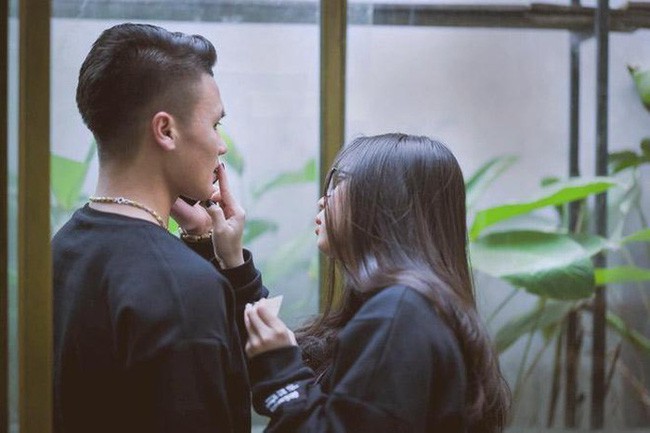 Thì ra Quang Hải chính là chàng trai năm 17 tuổi của Nhật Lê, từng bất chấp yêu xa gần 800km Thì ra Quang Hải chính là chàng trai năm 17 tuổi của Nhật Lê, từng bất chấp yêu xa gần 800km