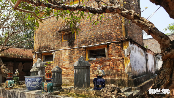 Sư trụ trì cầm ly bia nói về việc thả chó cắn nát mặt Phật tử