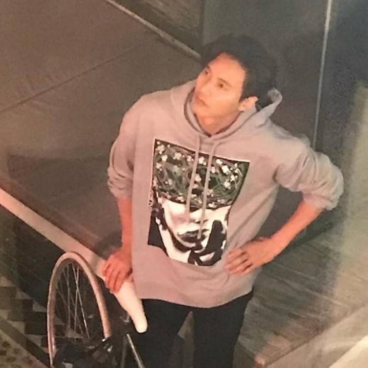 Đạp xe đi mua đồ và lọt vào hình CCTV, Won Bin khiến dân tình náo loạn vì gương mặt đẹp bất chấp vạn vật