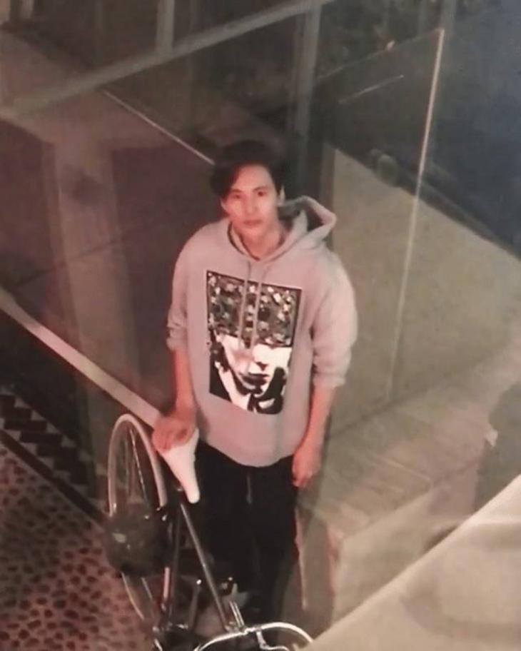 Đạp xe đi mua đồ và lọt vào hình CCTV, Won Bin khiến dân tình náo loạn vì gương mặt đẹp bất chấp vạn vật