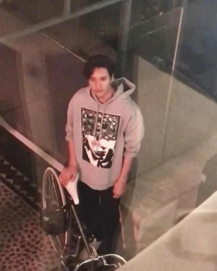 Đạp xe đi mua đồ và lọt vào hình CCTV, Won Bin khiến dân tình náo loạn vì gương mặt đẹp bất chấp vạn vật