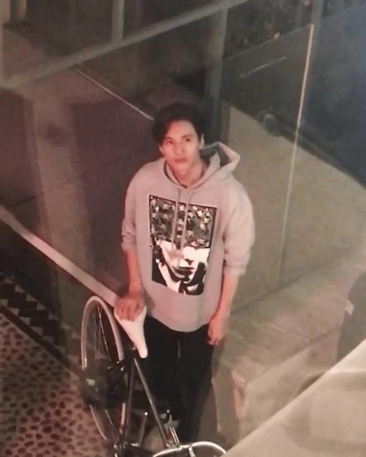 Đạp xe đi mua đồ và lọt vào hình CCTV, Won Bin khiến dân tình náo loạn vì gương mặt đẹp bất chấp vạn vật