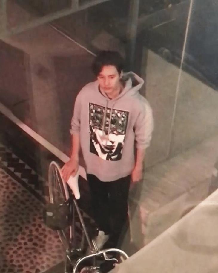 Đạp xe đi mua đồ và lọt vào hình CCTV, Won Bin khiến dân tình náo loạn vì gương mặt đẹp bất chấp vạn vật