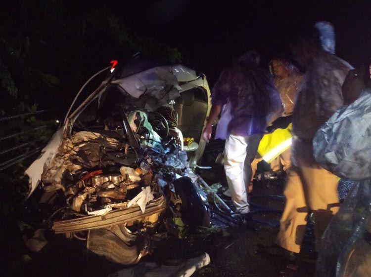 Hai thi thể kẹt trong chiếc ôtô va chạm với xe giường nằm