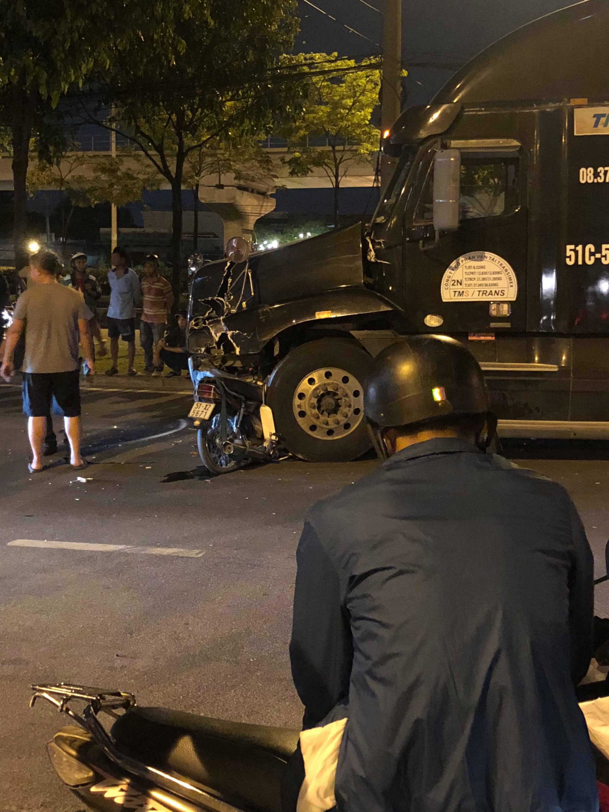 Xe máy đối đầu container ở Sài Gòn, người đàn ông tử vong
