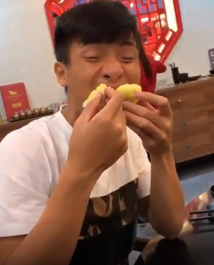 Bạn gái đăng khoảnh khắc Tư Dũng tham ăn, xóa tan tin đồn rạn nứt