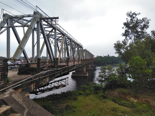 Phát hiện thi thể một phụ nữ dưới sông, để lại đôi dép trên cầu