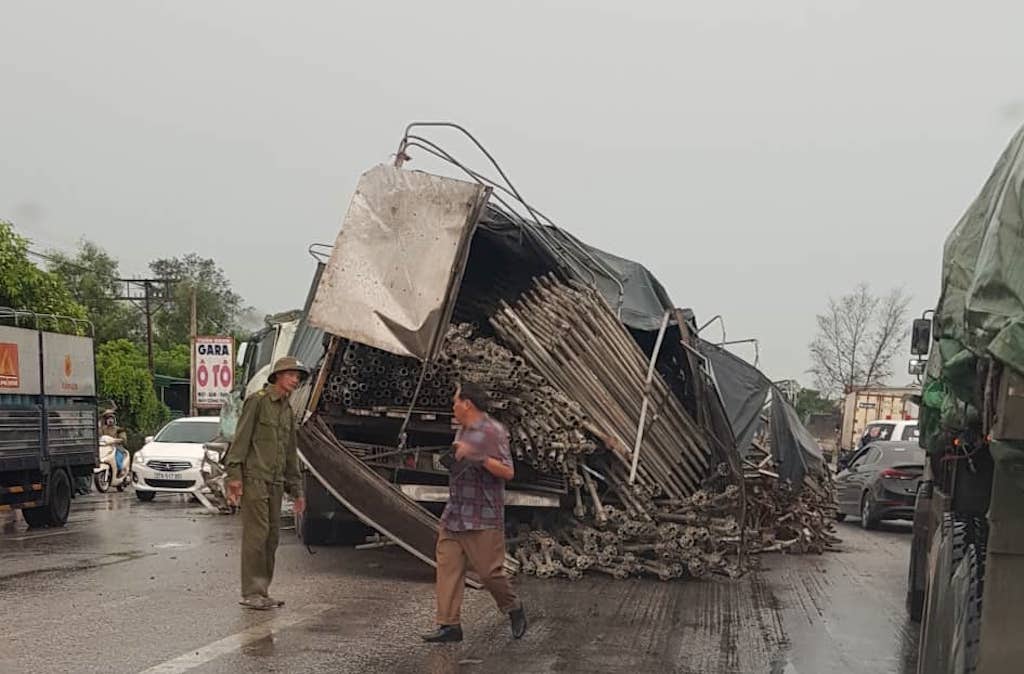 Xe chở giàn giáo va chạm xe đầu kéo, 2 người nhập viện