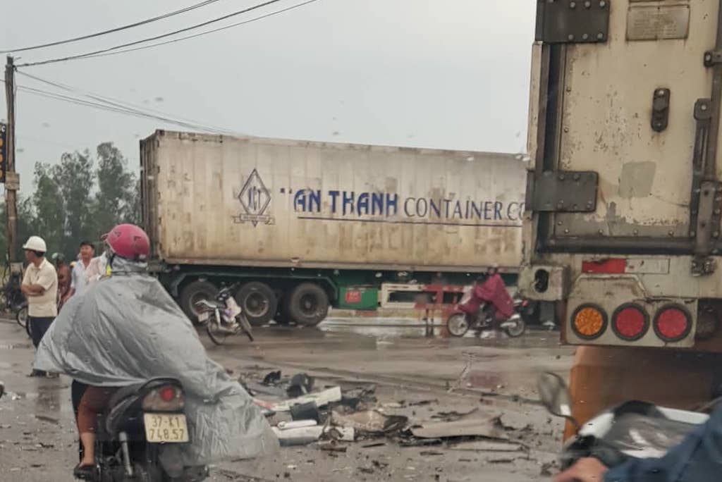 Xe chở giàn giáo va chạm xe đầu kéo, 2 người nhập viện