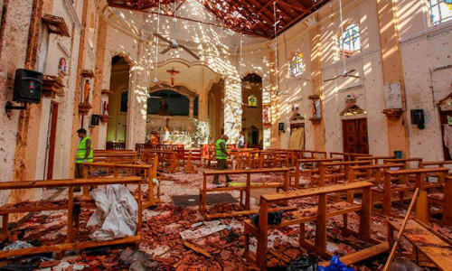 Kẻ đánh bom nhà thờ Sri Lanka xoa đầu nạn nhân khi rời đi