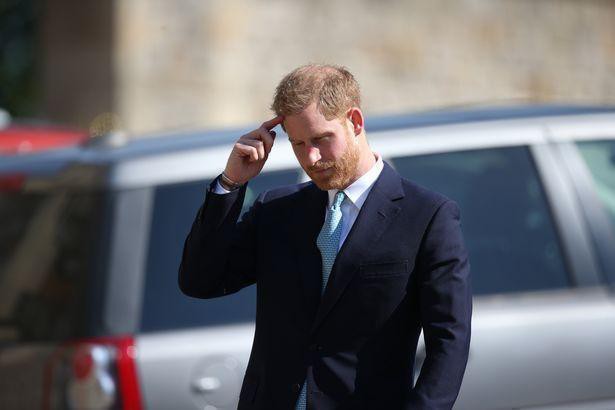 Hố sâu ngăn cách giữa hai cặp đôi hoàng gia: Hoàng tử Harry xuất hiện lẻ loi với vẻ mặt bất thường, có hành động khác lạ với vợ chồng Công nương Kate