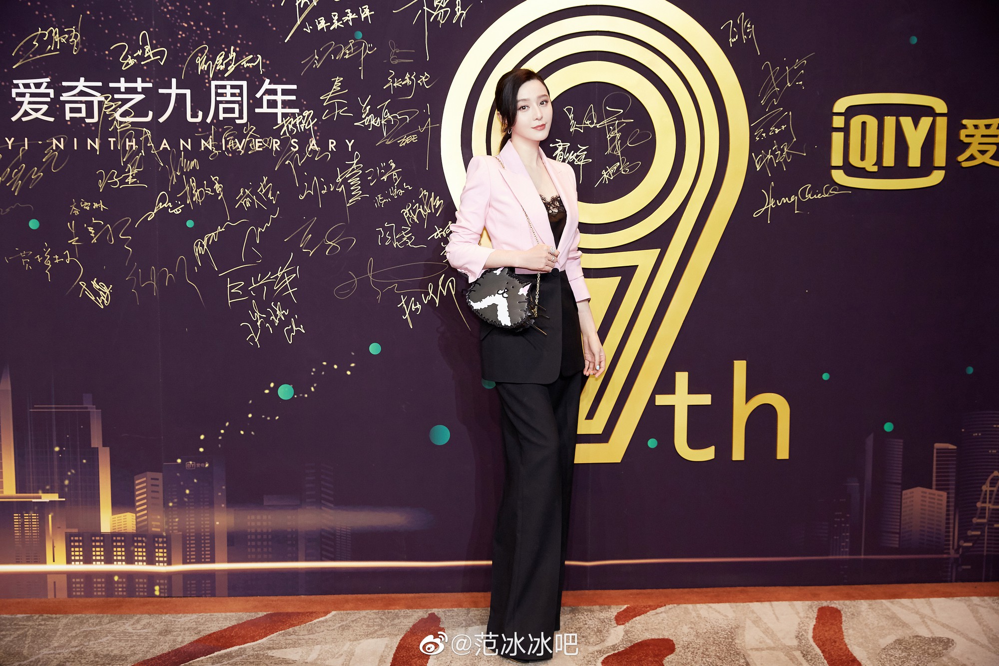 HOT: Phạm Băng Băng thần thái ngút ngàn, vóc dáng xuất sắc trong lần đầu chính thức tái xuất Cbiz sau 11 tháng scandal