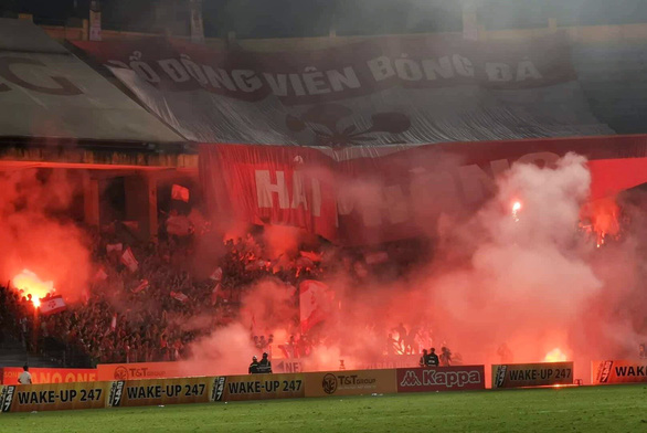 CĐV Đông Nam Á lạnh người với cảnh pháo sáng mù mịt ở V-League