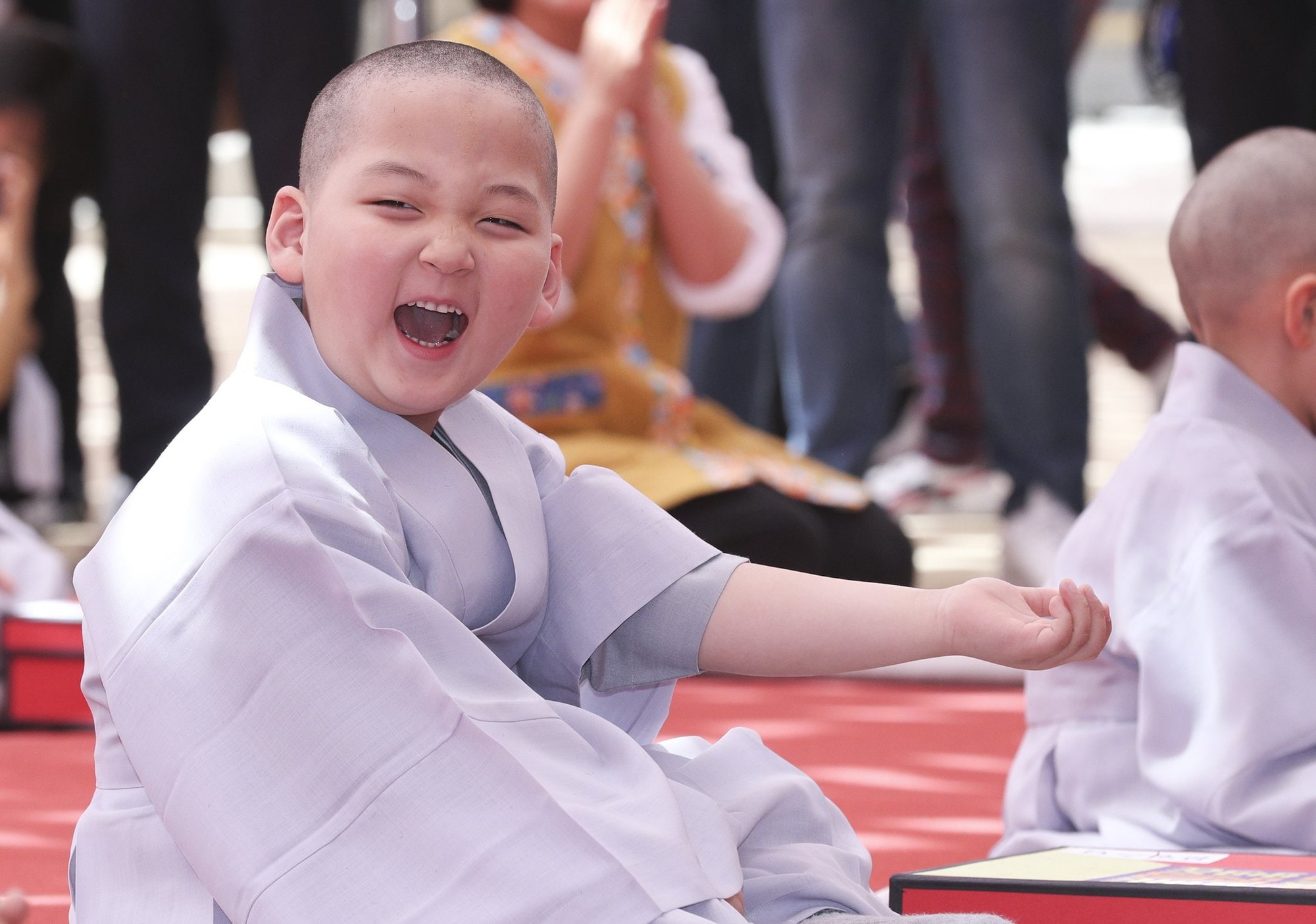 Loạt sắc thái đáng yêu hết nấc của các chú tiểu trong ngày xuống tóc đón lễ Phật Đản ở Hàn Quốc Loạt sắc thái đáng yêu hết nấc của các chú tiểu trong ngày xuống tóc đón lễ Phật Đản ở Hàn Quốc
