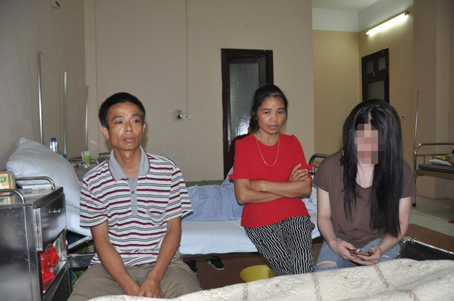 Nghe tin con gái rạch mặt người khác, mẹ ngã gục tại bệnh viện