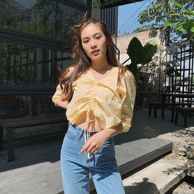 Nếu định sắm crop top, bạn hãy chấm ngay kiểu rút dây vừa sexy lại vừa cute này bởi em nó đang cực hot