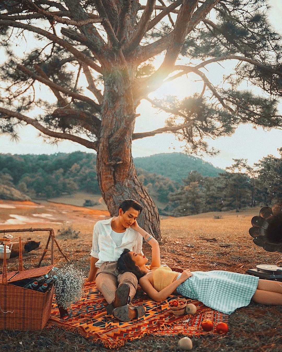 Học ngay bản sao Hà Tăng lên đồ chi tiết để có bức ảnh sống ảo xuất thần cho chuyến du lịch đợt nghỉ lễ cuối tuần