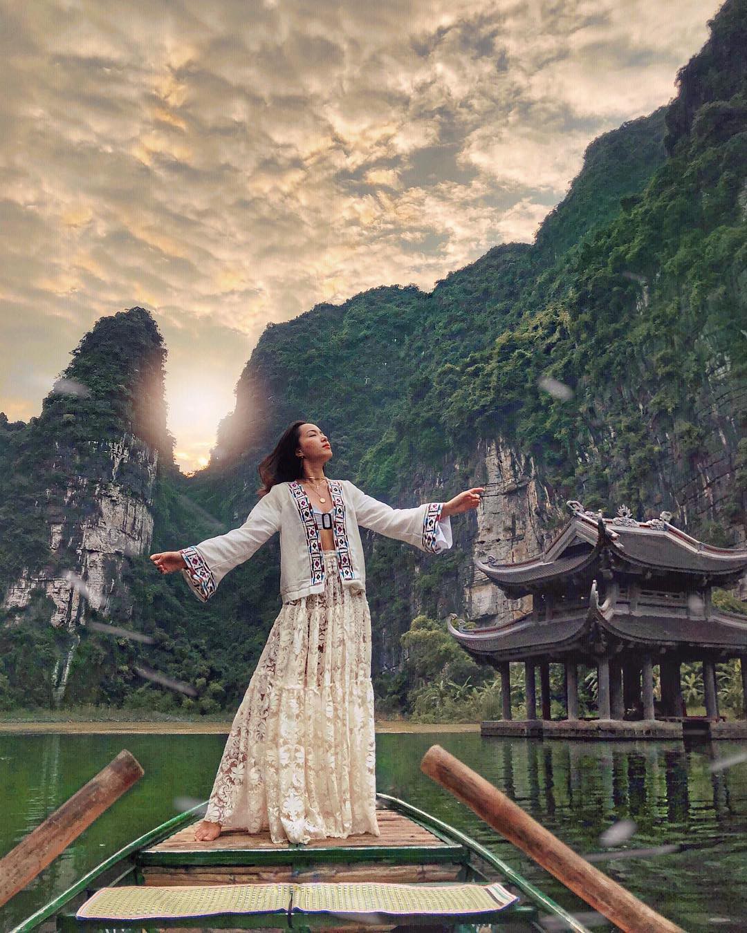 Học ngay bản sao Hà Tăng lên đồ chi tiết để có bức ảnh sống ảo xuất thần cho chuyến du lịch đợt nghỉ lễ cuối tuần