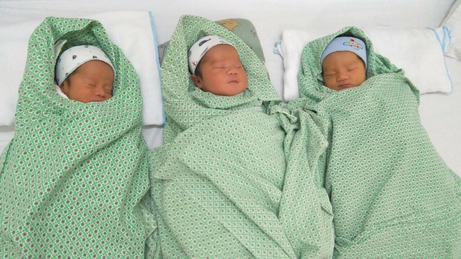 Ông bố của ca sinh 3 đủ nếp tẻ sau 8 năm hiếm muộn đang hot nhất MXH: Để có trái ngọt, chúng tôi chưa bao giờ bỏ cuộc