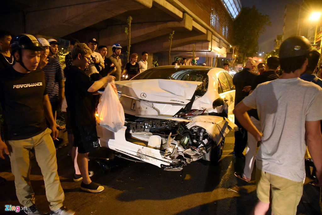 Hiện trường vụ xe Hyundai tông liên hoàn khiến nữ lao công tử vong