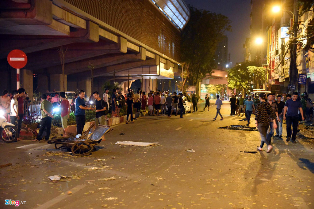 Hiện trường vụ xe Hyundai tông liên hoàn khiến nữ lao công tử vong