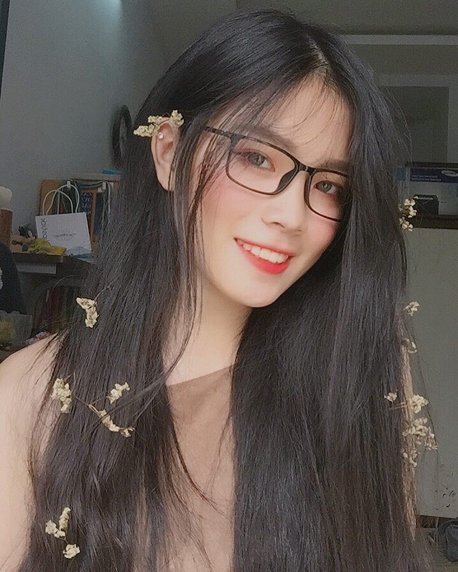 Girl ĐH Kiến trúc sinh năm 2000 được báo Trung khen nức nở: Chân dài, da trắng, body S-line cực phẩm