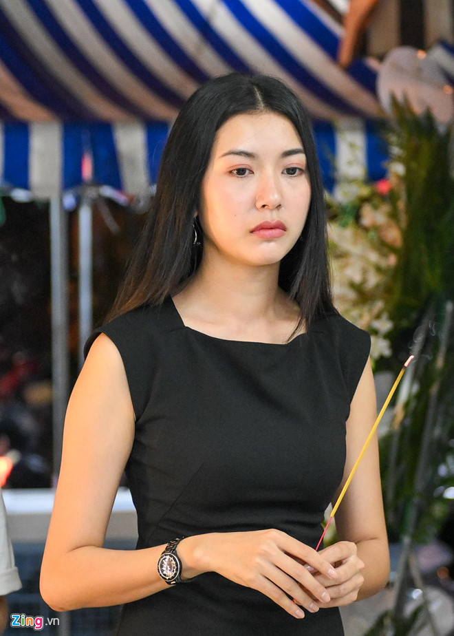 Diễm My 9X khóc nức nở trước linh cữu mẹ