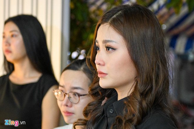 Diễm My 9X khóc nức nở trước linh cữu mẹ